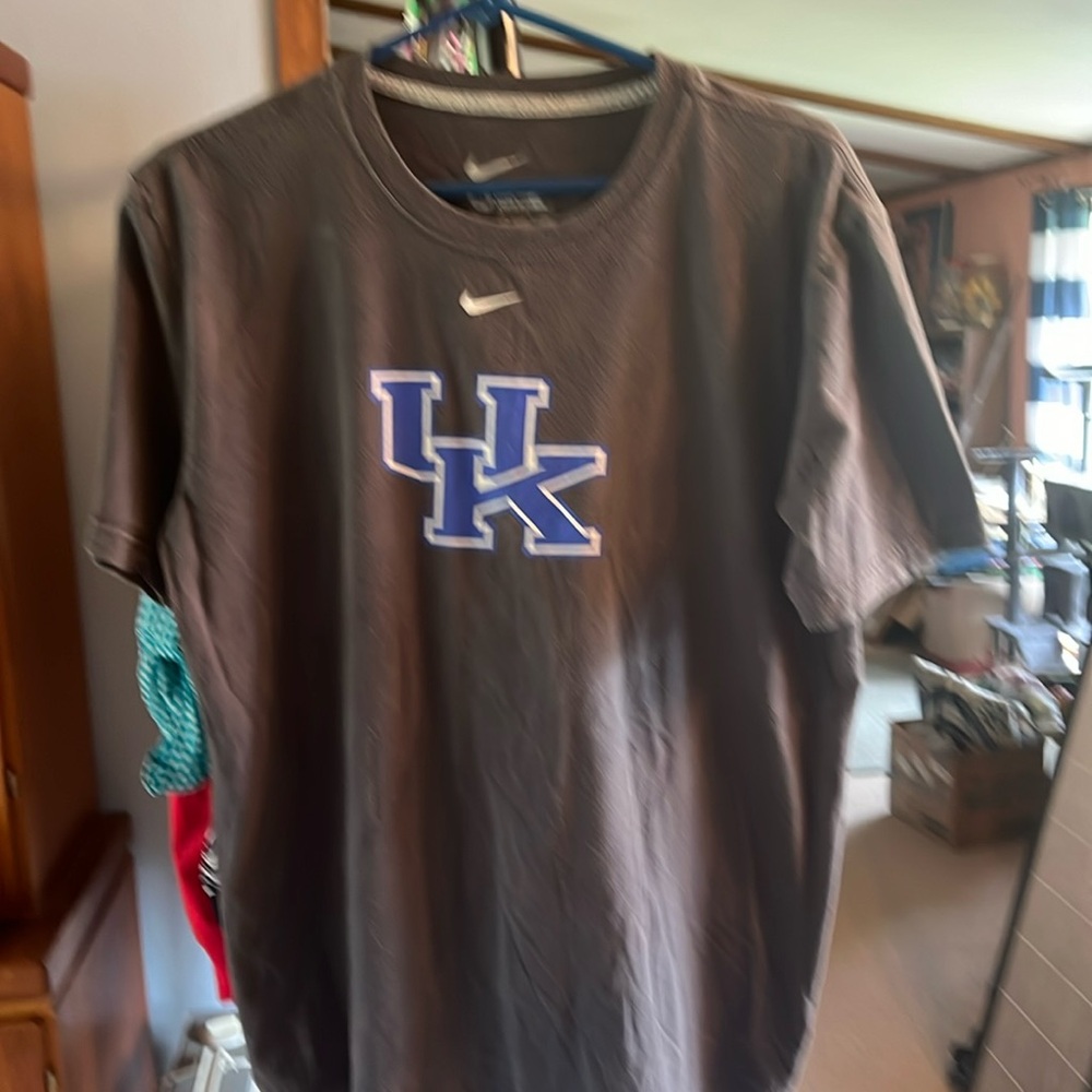 Men’s Nike  M gray University of Kentucky T-shirt notes 15 final 4s on back.
